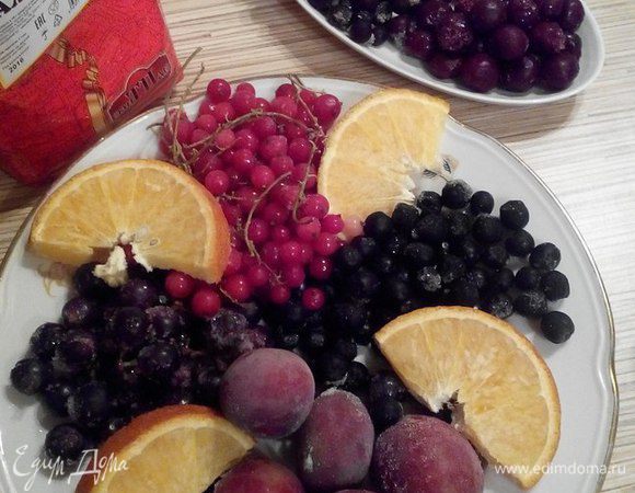 Для приготовления компота берем замороженные ягоды: сливы, виноград черный, смородина красная, смородина черная, вишня, черноплодная рябина и апельсин (он придает компоту  приятную горчинку и свежий цитрусовый аромат).