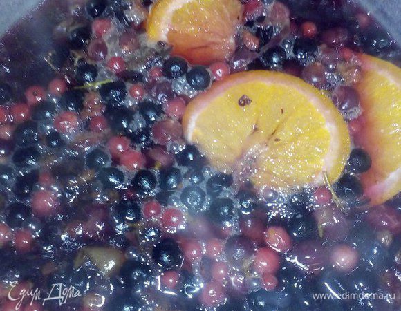  В небольшой кастрюле кипятим воду (2 л) и добавляем туда ягоды. Ягоды для приготовления напитка размораживать не нужно, так как выделится много сока и, соответственно, уйдут  витамины. Доводим до кипения и оставляем смесь настояться (минут 20).