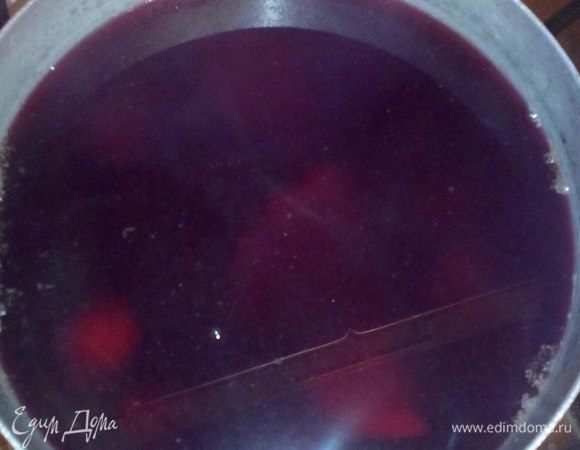 Как только ягоды опустятся на дно кастрюли, то можно приступать к следующему этапу приготовления компота.