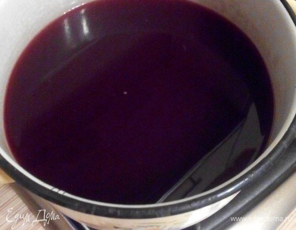 В полученный настой добавляем воду (2,5 л) и сахар. Доводим до кипения и даем остыть.