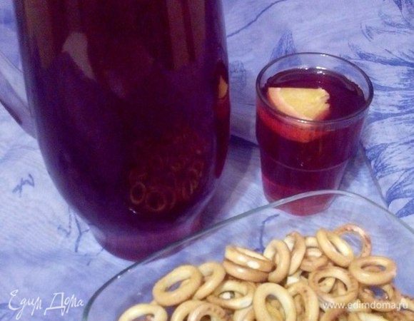 Охлажденный и процеженный компот наливаем в высокий прозрачный графин, а подаем в обычных стаканах или фужерах. Приятного аппетита!