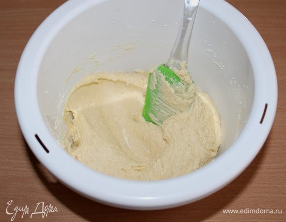 Муку просеять, смешать с содой, разрыхлителем, солью. Соединить сыпучую смесь с масляной, быстро перемешать.