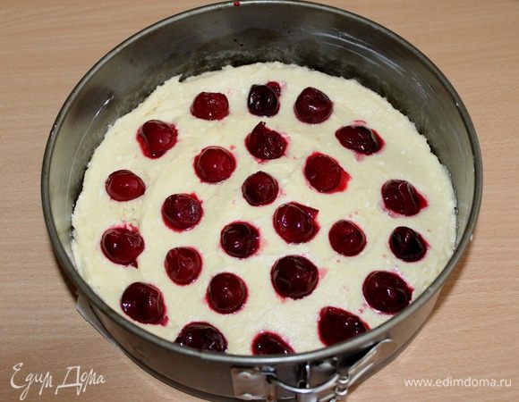 Выложить тесто в смазанную форму диаметром 20 — 22 см, сверху выложить ягоды.