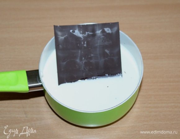 Для крема: сливки подогреть и растворить в нем шоколад, добавить растворимый кофе.