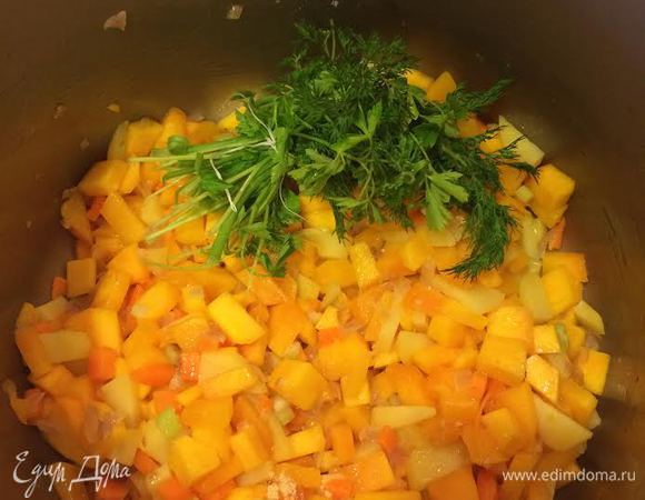 Зелень перевязать ниткой и добавить в суп. Добавить соль, имбирь и перемешать.