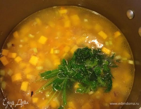 Залить горячей водой и варить до готовности овощей 10 — 15 минут.