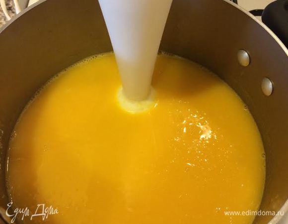 Затем достать зелень и пюрировать суп блендером.