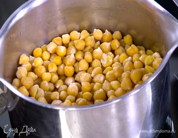 Нут замочить на ночь, затем отварить согласно инструкции на упаковке.