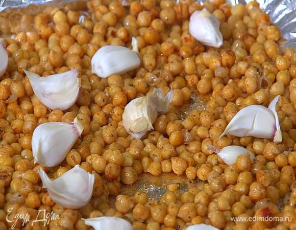 Чеснок разобрать на отдельные дольки и выложить на нут.