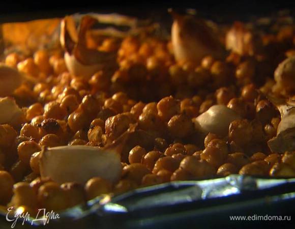 Запекать нут в разогретой духовке 15‒20 минут.