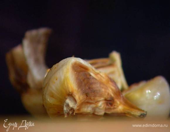 Запеченный чеснок почистить.
