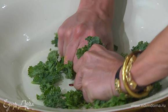 Капусту кале мелко порвать (если она грубовата, можно слегка помять руками) и выложить в блюдо.