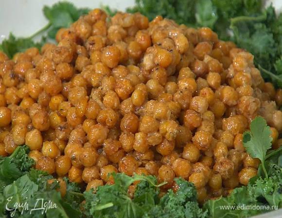 Теплый запеченный нут смазать заправкой и выложить на салат.