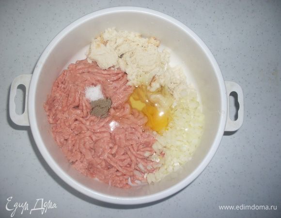 Положите в миску фарш индейки, замоченный в молоке и отжатый белый хлеб, мелко нарезанный лук, яйцо. Посолите, поперчите по вкусу.