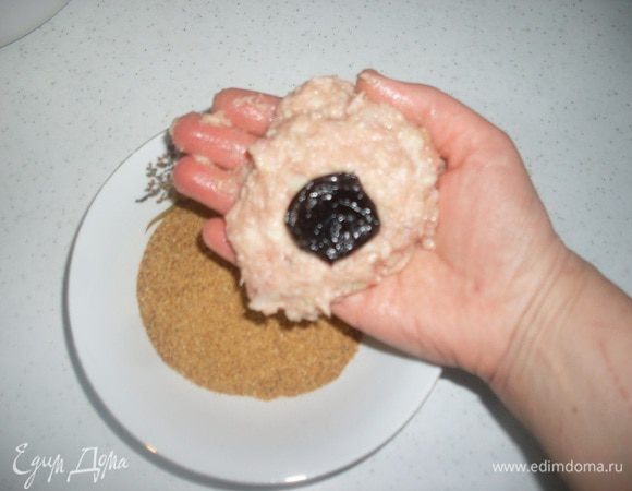 Сформируйте из полученной смеси котлету и положите внутрь чернослив.