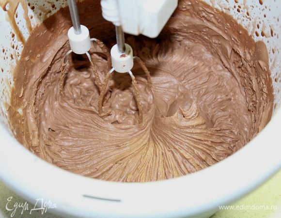  Взбить крем. Добавить по вкусу сахарную пудру, еще раз взбить.