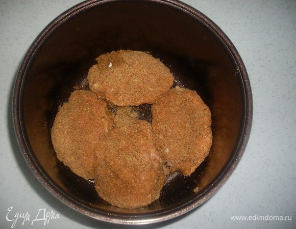 Налейте в чашу мультиварки растительное масло и поместите туда котлеты. Обжаривайте по 7 — 10 минут с каждой стороны. Можно обжаривать и тушить далее на сковороде.