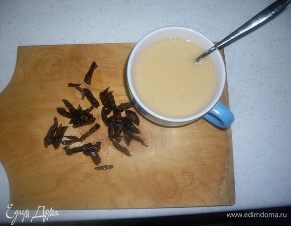 Разведите готовую смесь для подливы в 300 г воды. Мелко нарежьте оставшийся чернослив.