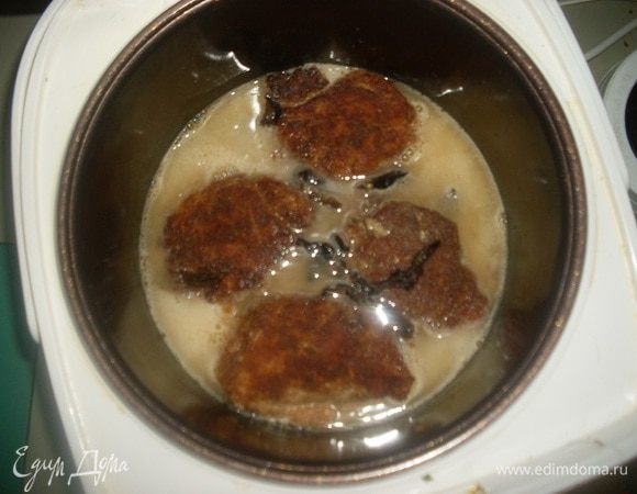 Залейте смесью котлеты и тушите 20 — 30 минут до готовности.