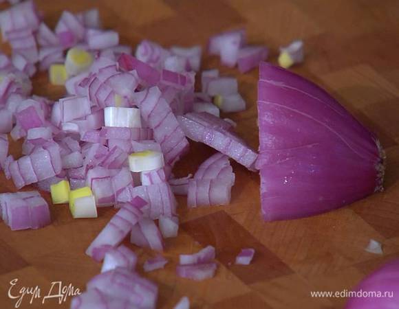 Красный лук и чеснок почистить и мелко порубить.