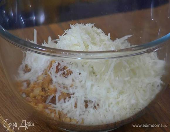 Сыр натереть на мелкой терке, добавить к изюму с орехами и луком, все перемешать.