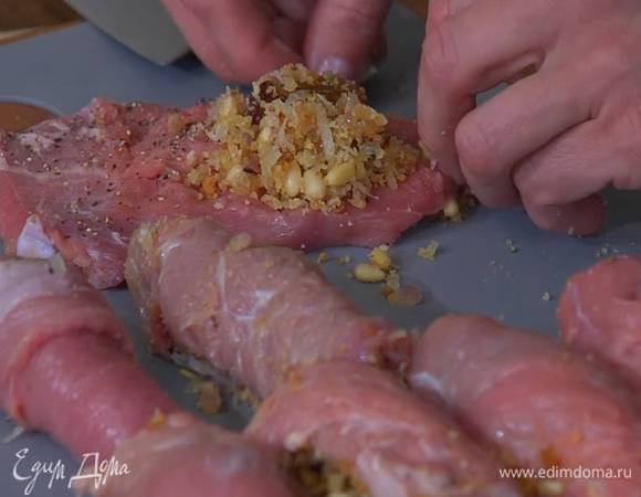 Телятину, удалив пленки, нарезать тонкими кусками, отбить, посолить и поперчить, затем выложить на край каждой отбивной понемногу начинки и свернуть рулетиками.