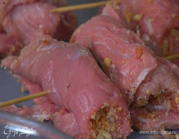 Сложить вместе два рулетика, вставив между ними лавровый лист, и проткнуть посередине шпажкой.