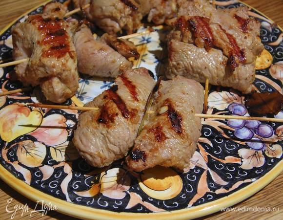 Готовому мясу дать немного отдохнуть на теплой тарелке и подавать.