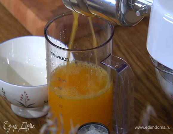 Мандарины почистить и выжать из них 700 мл сока.