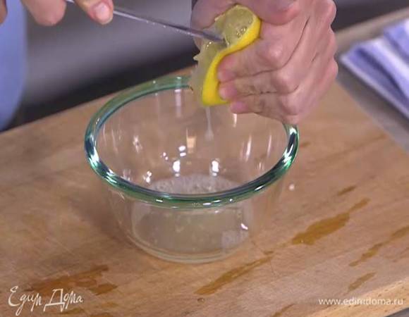 Натереть на мелкой терке 1/2 ч. ложки лимонной цедры, из половинки лимона выжать сок.