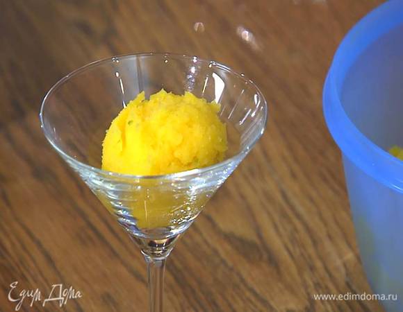 Закрыть контейнер крышкой и отправить в морозилку на 4 часа. Через полтора-два часа перемешать массу.