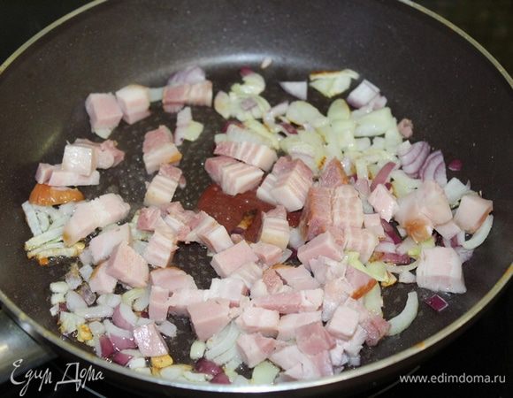 Духовку нагреть до 180°С. Утиные ножки выложить, натереть солью и перцем, накрыть фольгой и запекать 15 минут. Фольгу удалить, запекать еще 15 минут. Ножки выложить.
Жир перелить в сковороду, лук с чесноком порубить, обжарить. Добавить грудинку и жарить 5 минут.
