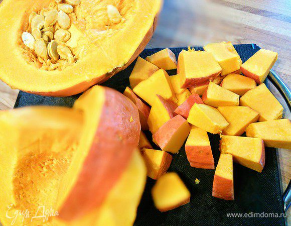 И нарезанную на кубики ~2 см тыкву (моим фаворитом среди тыкв является хоккаидо. У нее интенсивный вкус и цвет, кроме того хоккаидо можно и нужно употреблять со шкуркой). Я уменьшила количество тыквы. 
