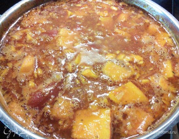 Довести до кипения, уменьшить огонь и варить ~ 30 мин до готовности тыквы. 