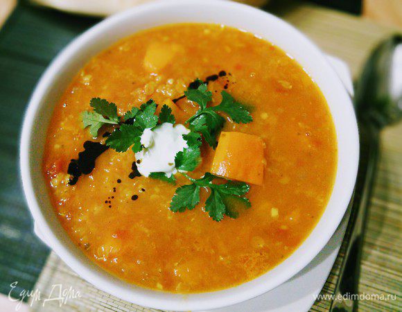 По желанию тыковку можно частично размять, так суп получит нежную консистенцию пюре. Осталось только довести его до вкуса: посолить, поперчить. А при подаче сдобрить ложечкой сметаны, сбрызнуть тыквенным маслом и украсить свежей зеленью. 
