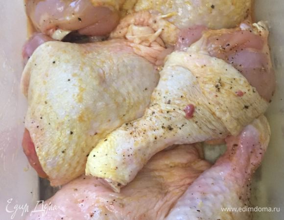 Курицу натереть специями и солью. Оставить на полчаса.
