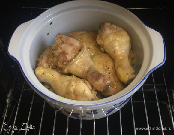 Обжарить курицу с двух сторон на сковороде на большом огне по 5 минут с каждой стороны под крышкой и выложить ее в форму для запекания (у меня это кастрюля для запекания с крышкой).