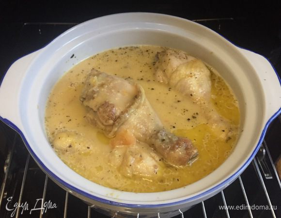 Приготовить соус на той же сковороде, где обжаривали курицу. Для этого обжариваем лук до золотистой корочки, затем добавить помидор без кожи, базилик и соль и обжариваем еще минут 5. Затем добавить сироп от абрикосов и мед (сироп кисловат у меня был, поэтому я добавила мед, но если у вас сироп и так сладкий, то сел будет лишний) провариваем минуты 2. Далее все измельчаем на блендере до однородной массы. Поставить в заранее разогретую духовку на полчаса на 200°С.