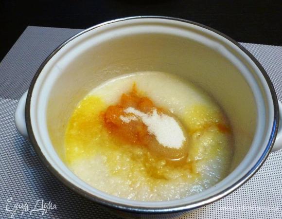 Тыкву порежем на кусочки и запечем в духовке или микроволновке до мягкости. Пюрируем ее. Из апельсина выжмем сок и счистим цедру. Дыню пюрируем. От двух яиц отделим желтки, нам понадобятся только они. Сливочное масло достанем из холодильника, чтобы оно стало мягким.