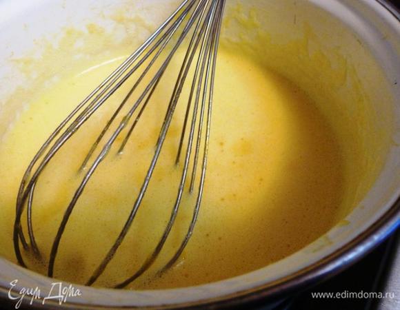 Соединим все в кастрюле и поставим на огонь. Нагреваем на маленьком огне, постоянно помешивая. До кипения не доводим, как только пошли пузырьки, сразу же снимаем с огня. Масса должна загустеть.