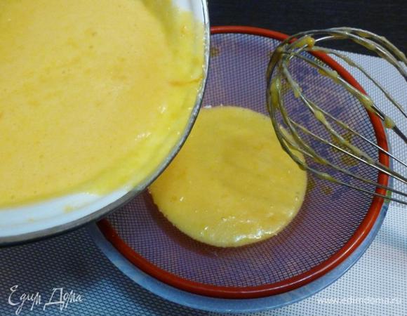 Процедим через ситечко, чтобы избавиться от цедры и кусочков свернувшегося яйца. Оставим немного остыть. Затем в курд добавим размягченное сливочное масло. Хорошо размешаем и переложим в банку.