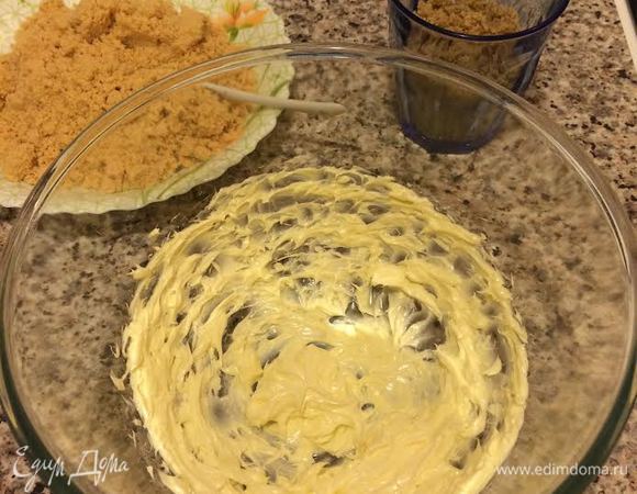 Сливочное масло взбить с солью и ванильным сахаром. Орехи и печенье измельчить в блендере (печенье у меня «Сливкино»).