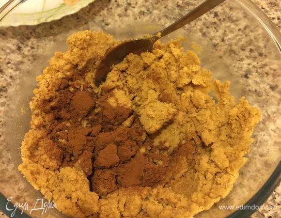 Масло, печенье и орехи хорошо перемешать. Просеять какао и еще раз хорошо перемешать.