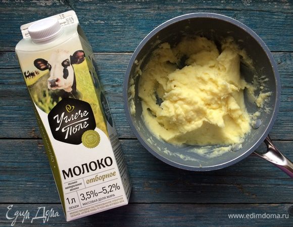 Слейте воду из-под картофеля (оставьте один половник), добавьте молоко и 25 гр сливочного масла, затем растолките картофель в пюре, посолите по вкусу.