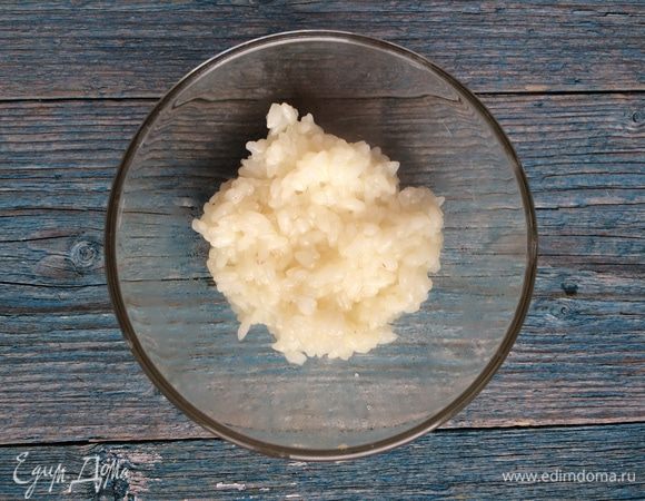 Промойте рис холодной водой, затем залейте его достаточным количеством воды, доведите до кипения, затем убавьте огонь и варите 8 минут до полуготовности. Слейте оставшуюся воду и остудите.