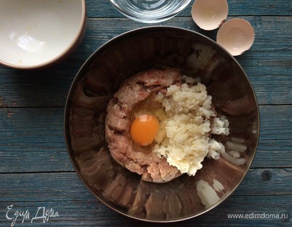 В фарш добавьте измельченный лук, яйцо, рис, листики молодого тимьяна, затем посолите, поперчите, тщательно перемешайте.