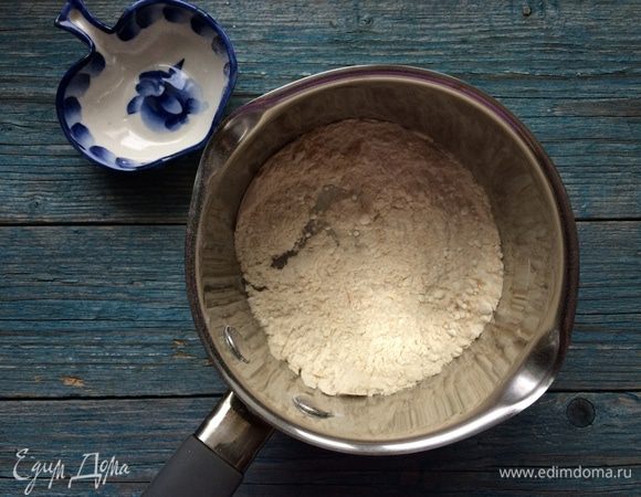 В сотейнике обжарьте муку на среднем огне в течение трех минут или до золотистого цвета.