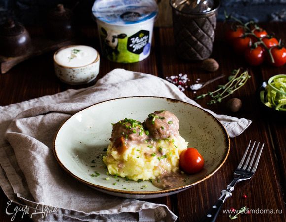 Подавайте ежики с картофельным пюре, украсив шнитт-луком.