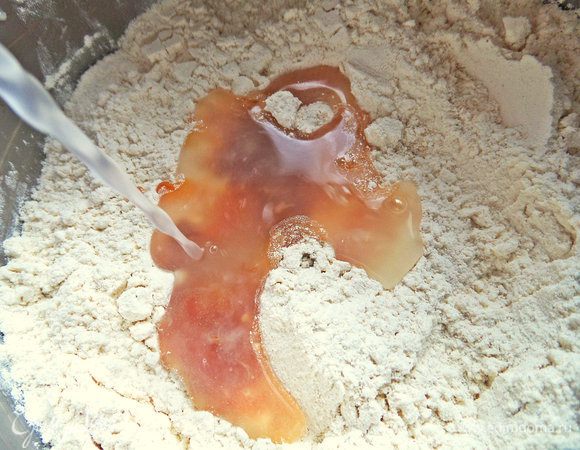 Состав №1. Дрожжи смешать с мукой (так написано на моих дрожжах), добавить мед (у меня гречишный, поэтому дал небольшой оттенок тесту) и отвар или воду.