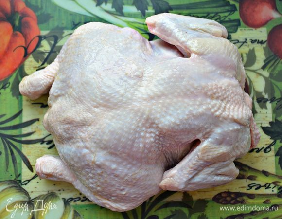 Помыть тушку курицы, обсушить бумажными полотенцами.